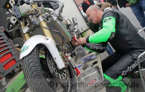 Henrik Voit kämpfte mit technischen Problemen an seiner Aprilia und einem stark fahrenden Toni Rechberger