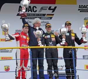 Teamchef Frits van Amersfoort (2. v.l.) kann stolz auf sein Nachwuchstalent Mick Schumacher (3. v.l.) sein