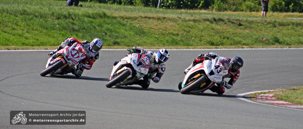 Das Mittelfeld hatte ebenfalls spannende Positionskämpfe zu bieten. Hier bekommt es Superbiker Luca Grünwald (43) mit Pepijn Bijsterbosch und Mathieu Gines (41) aus der Superstock-Klasse zu tun.