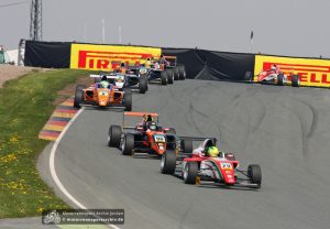 Mick Schumacher (29) führt in Rennen 2 vor Mawson (96) und Ortmann (6), der die Zielflagge als Erster sehen wird.