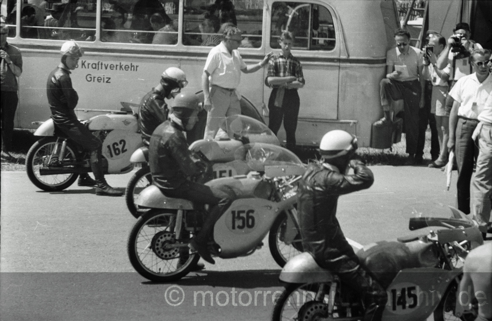 Schleiz 1959: Der junge Hans Pesl mit Kronmüller, Taveri und Degner auf Augenhöhe (von links)