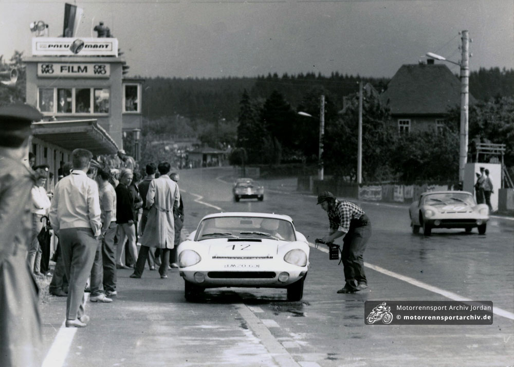 Schleiz 1971: Karl-Heinz Schulze aus Berlin mit dem Melkus RS 1000 an der Box, während Klaus Reichelt, Dresden, vorbeizieht.